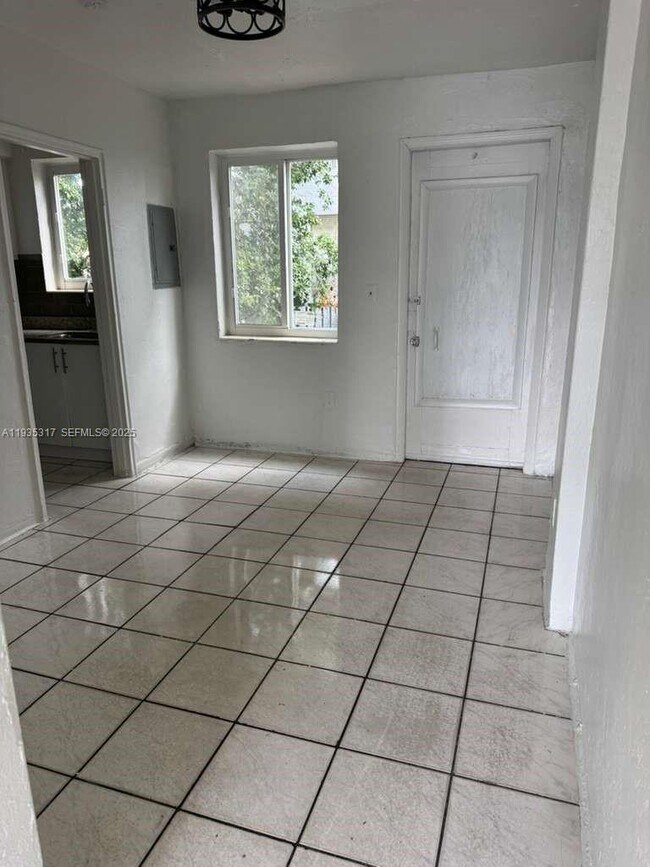 Building Photo - 888 SW 6th St