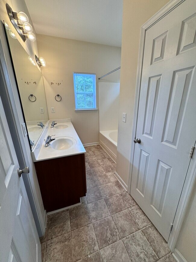 Building Photo - 3 Bed End Unit Town Home- AVAILABLE FOR FALL MOVE IN!