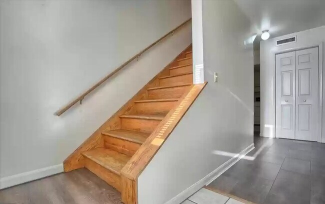 Building Photo - 519 St Marys Dr