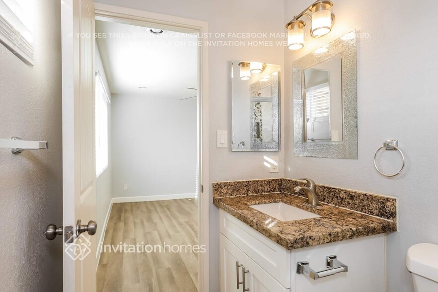 Building Photo - 6102 S Parkside Dr