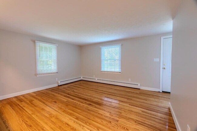 Building Photo - 2 Bay Edge Ln