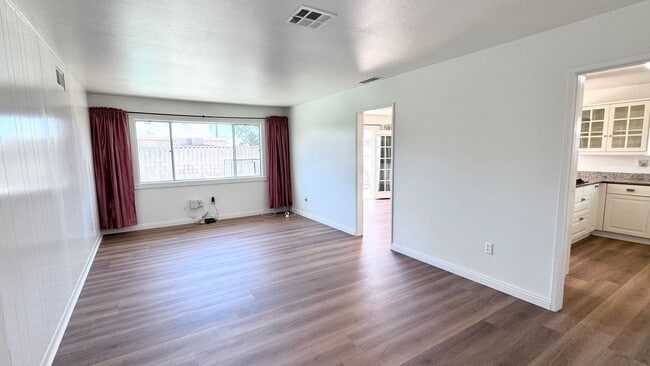 Building Photo - Dream Home with Pool. Updated Kitchen. Spa...