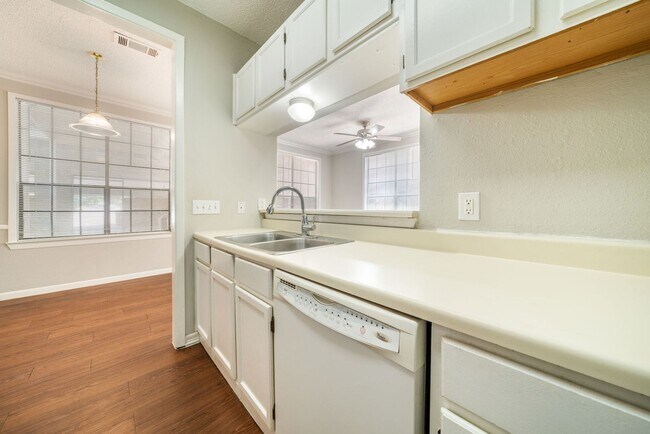 Building Photo - UT PRE-LEASE: 2 BD / 2 BA