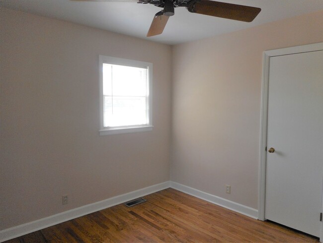 Building Photo - 3 Bedroom 2 Bath Brick Ranch Within 1 Bloc...