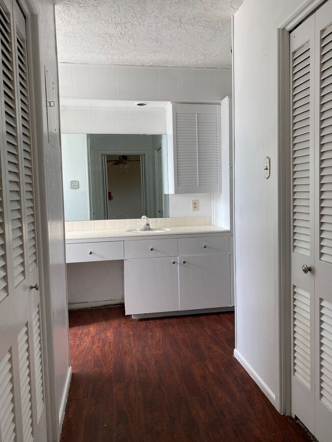 Building Photo - Mid-Century Modern Home close to Bonham Middle School