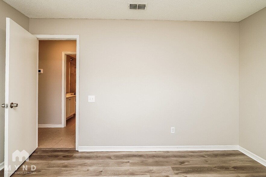 Building Photo - 10547 Cherry Oak Cir