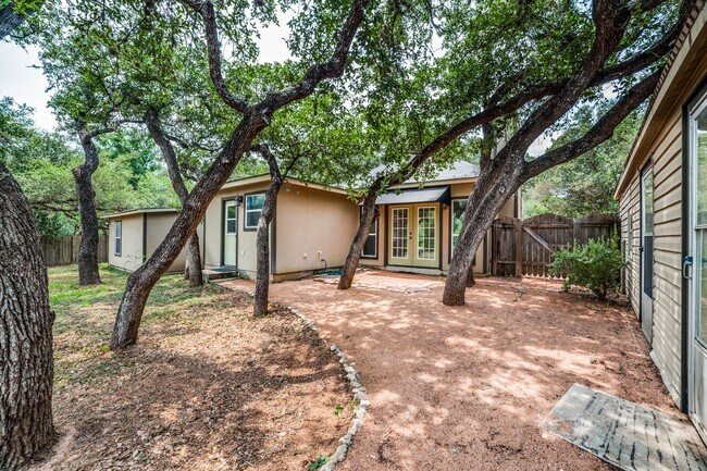 Building Photo - CASTLE HILLS FAMILY HOME