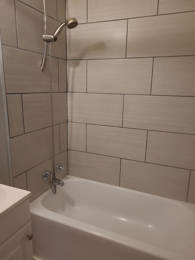 Building Photo - Newly Available! 2 Bedroom in Red Bank!