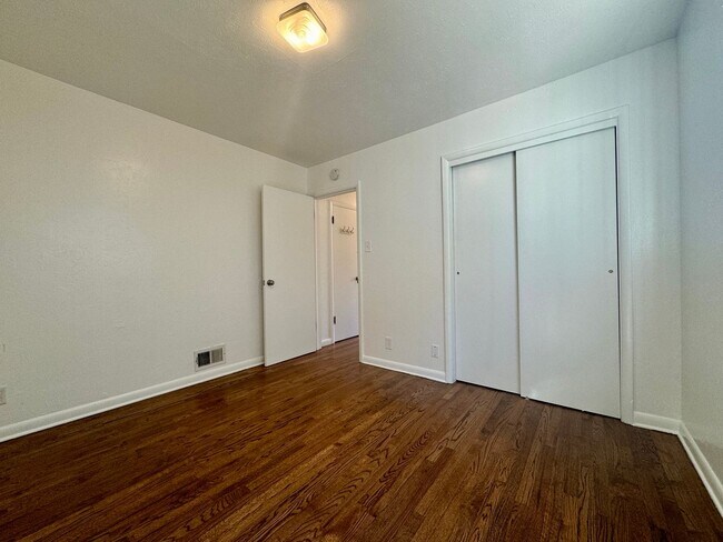 Building Photo - 2 Bedroom, 1 Bathroom Duplex in Denver! Available August!!