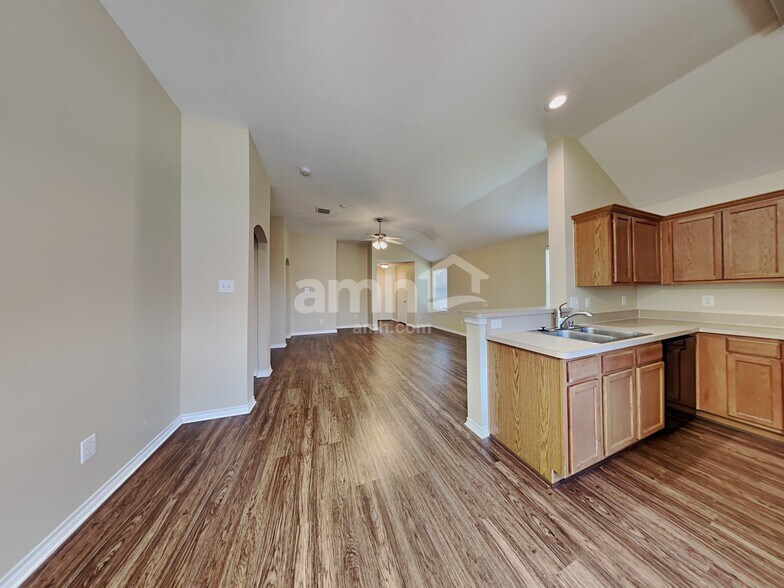 Building Photo - 3013 Lake Side Dr