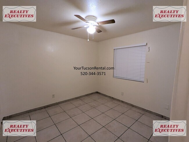 Building Photo - 3/1 with AC and a garage in Midvale Park Near Drexel Rd & Oak Tree Dr