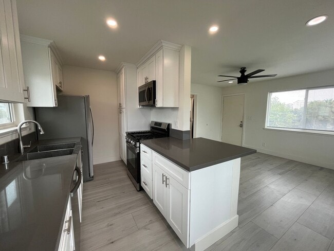 Building Photo - Beautifully Renovated Apartment Steps to t...