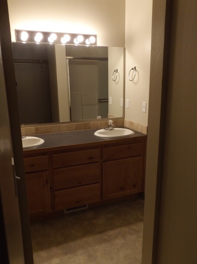 Building Photo - Spacious 3 Bedroom, 2 Bathroom Duplex with Two Car Garage and Fenced Yard!
