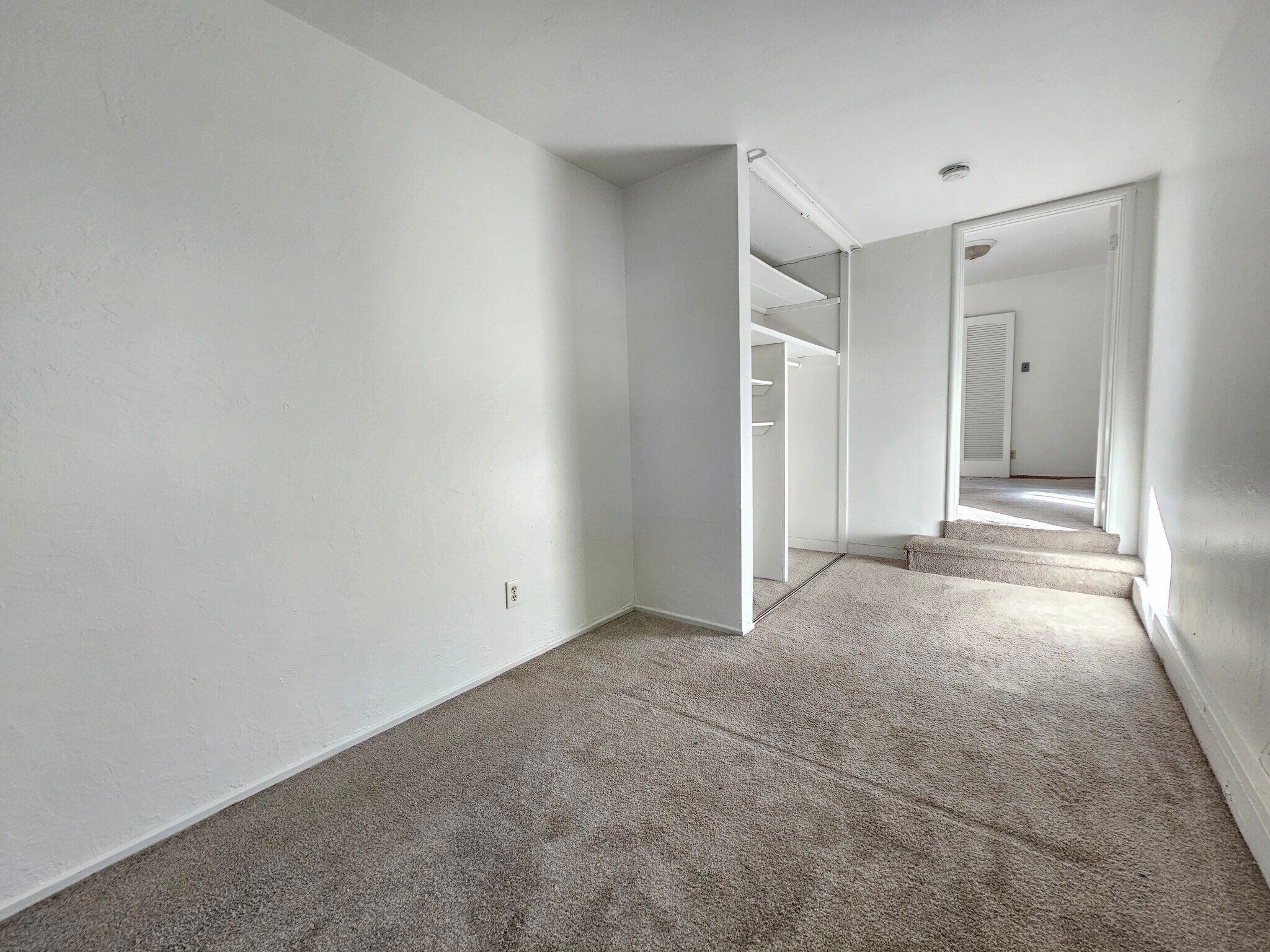 Building Photo - 819 Linden Ln