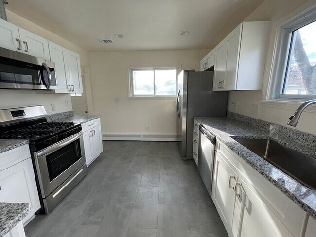 Building Photo - Charming 3-Bedroom Home with Finished Basement in Waterford Township