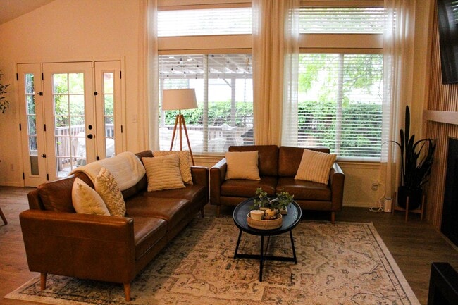 Building Photo - Luxury Ranch-Style Home for Rent in SE For...