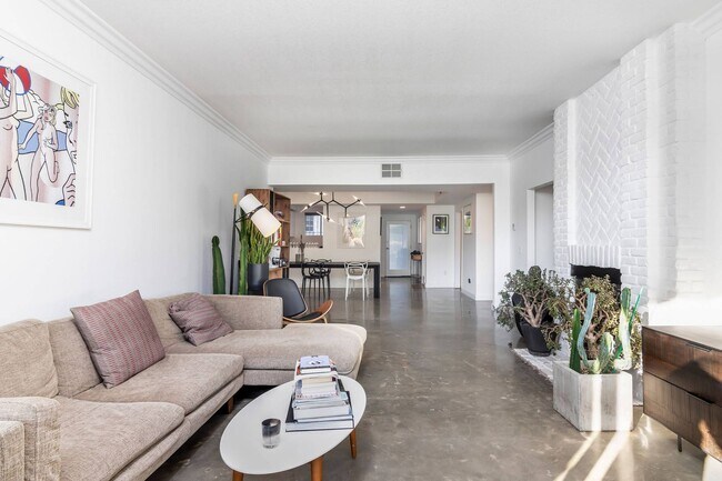 Building Photo - 166 S Hayworth Ave