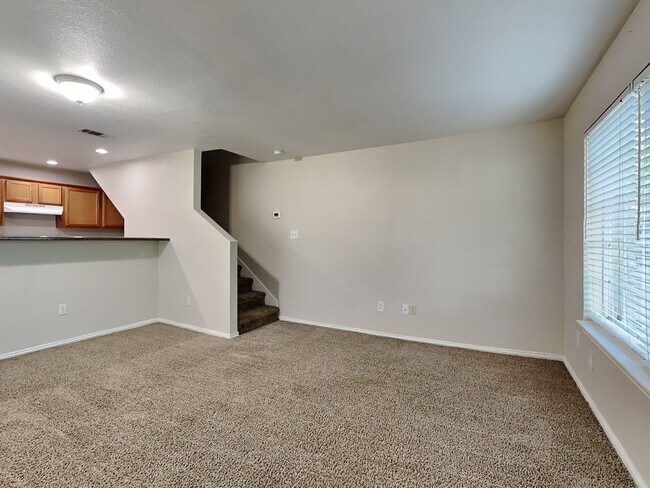 Building Photo - ONE MONTH FREE RENT! CALL NOW!