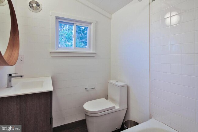 Building Photo - 20 E Goldsborough Ave