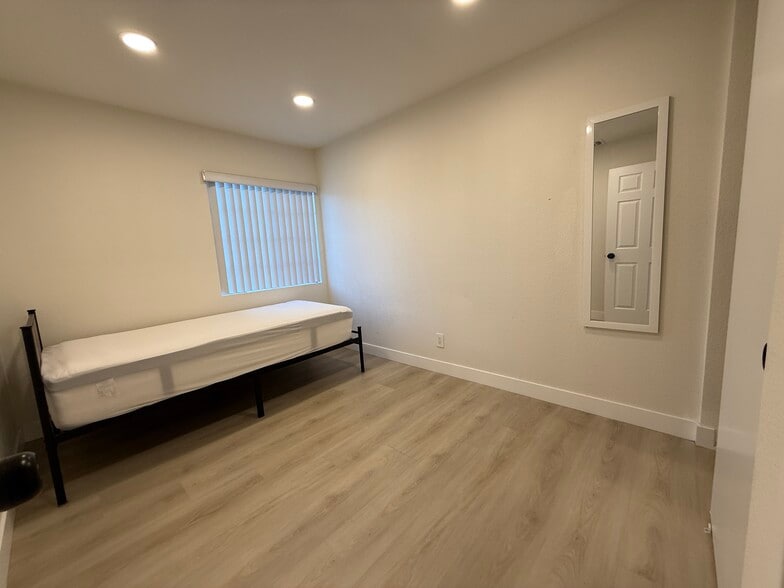 Small bedroom - 4639 Executive Dr