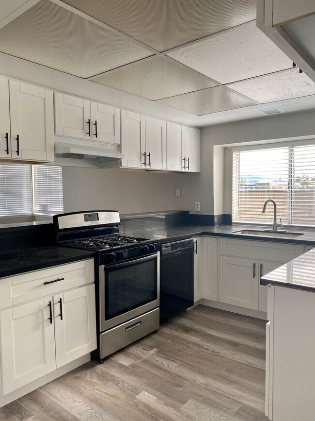 Building Photo - 3 bedroom 2 bath House in San Jacinto - Available now!