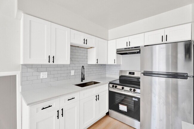 Building Photo - ONE11 South Lyons Flats