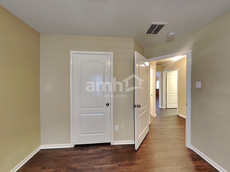 Building Photo - 15919 Sonoma Park Dr