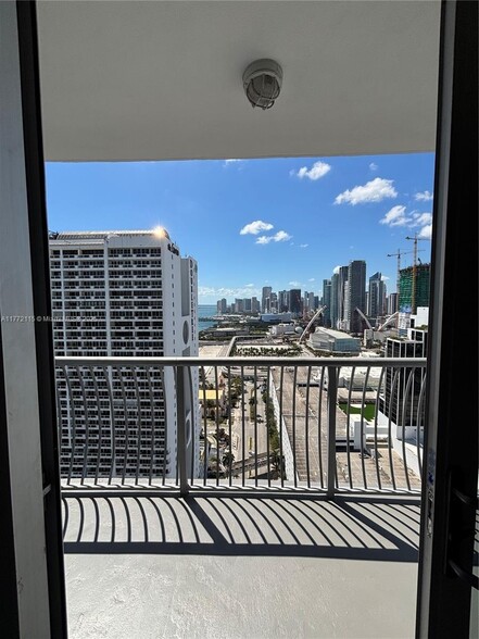 Building Photo - 1750 N Bayshore Dr