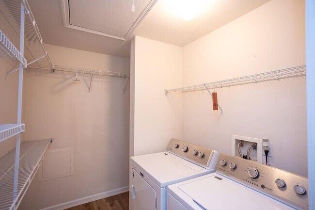 Building Photo - 6053 Sanibel Dr