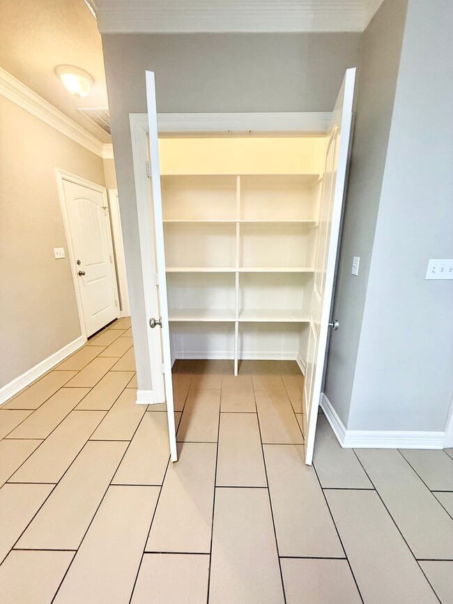 Building Photo - Luxury 3-bed, 2.5-bath!!