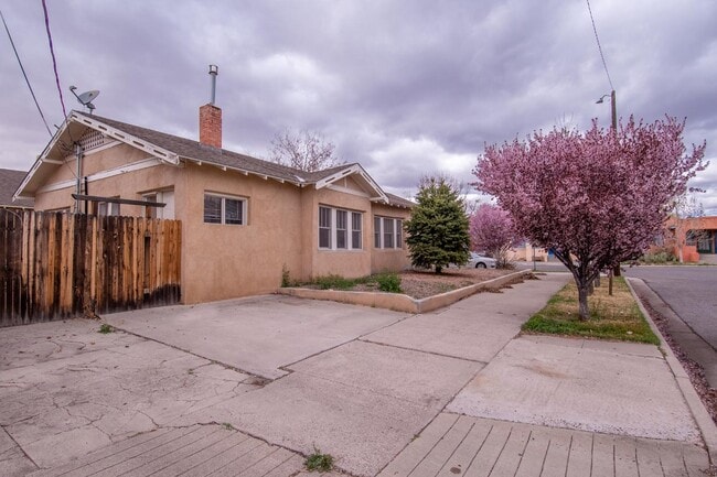 Building Photo - 902 Marquette Ave NW