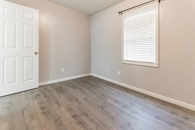 Building Photo - GREAT PRICE! Move-In Ready 3-Bedroom Home Near Camp Lejeune