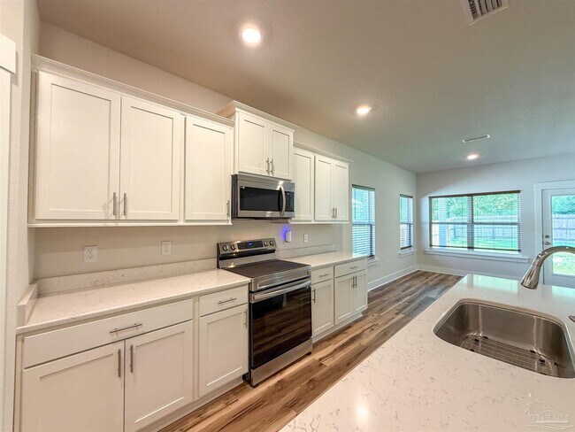 Building Photo - 220 Camellia Dr