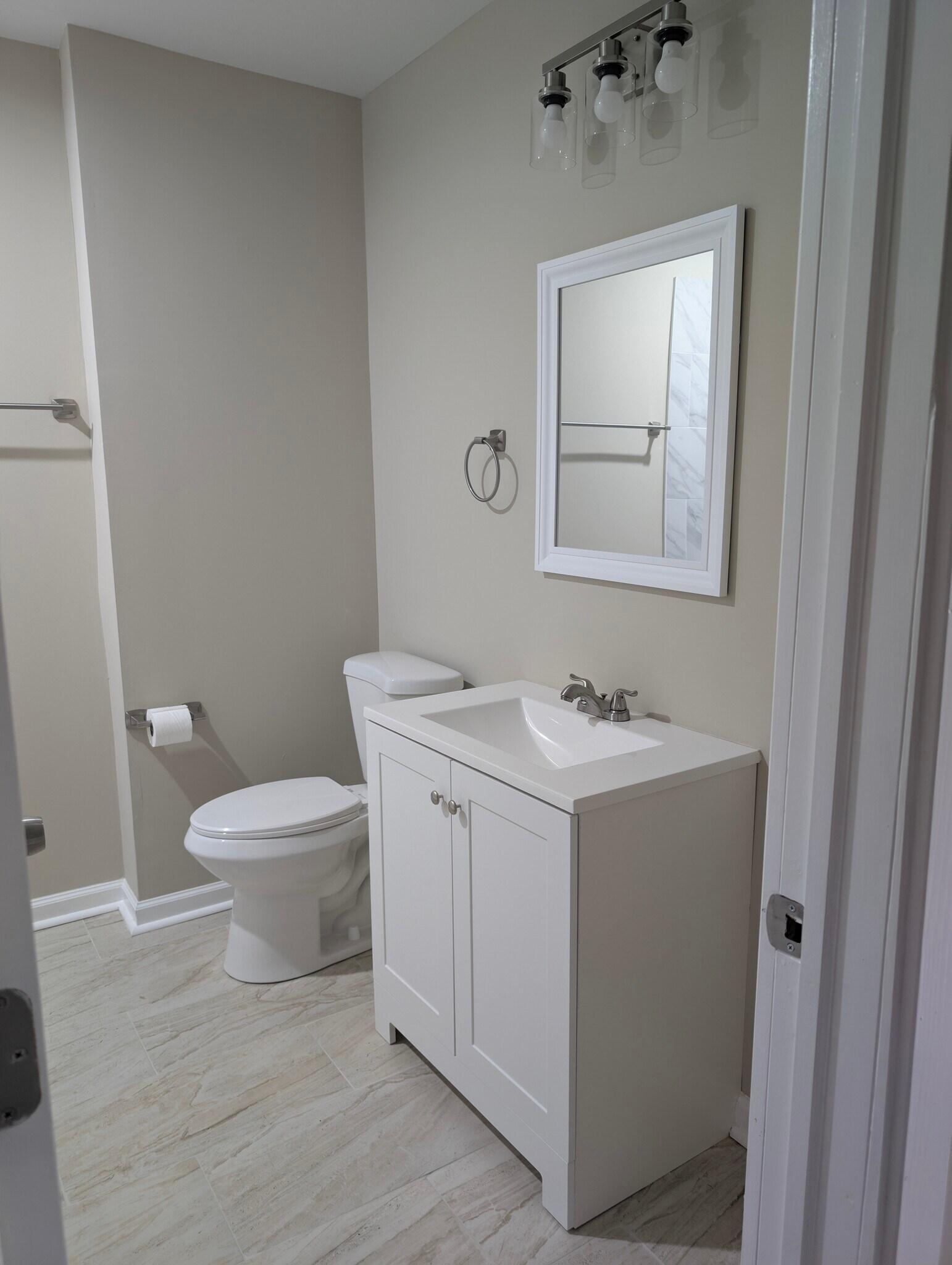 Full bathroom - 4211 Sheldon Ave