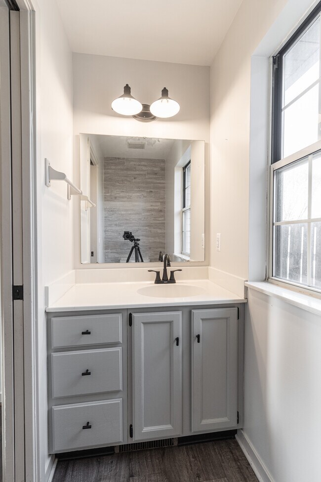 Building Photo - 2521 Woodmeadow Dr SE