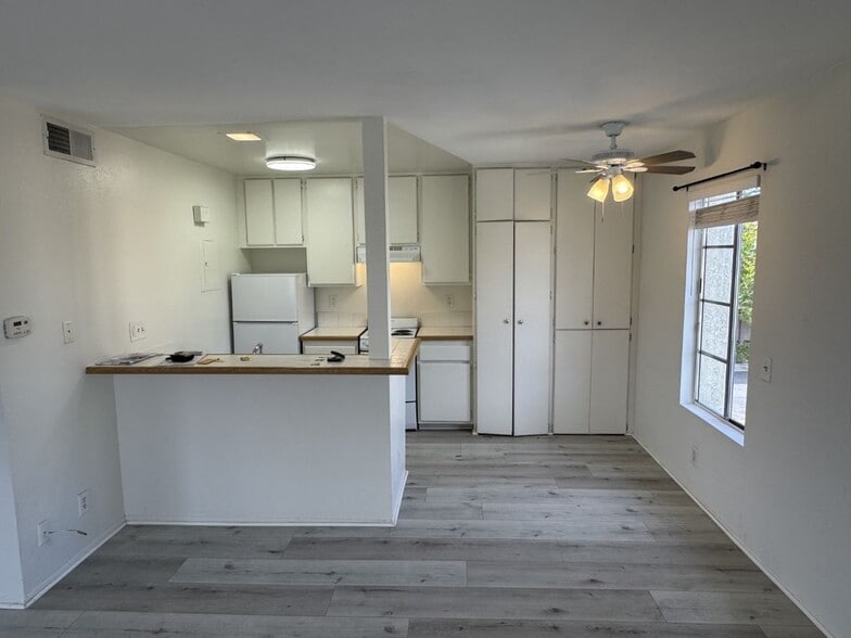 Building Photo - 26172 Sanz, B213