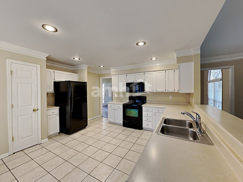 Building Photo - 201 Red Oak Ln