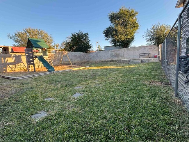 Building Photo - 803 E Fremont St