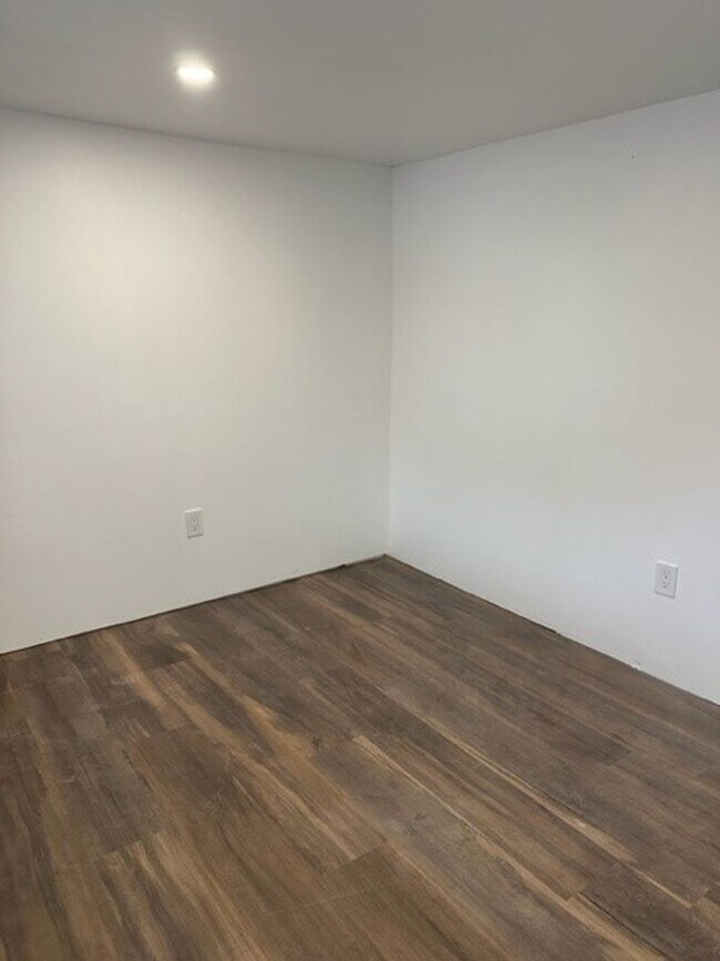 Building Photo - 129 E Market St