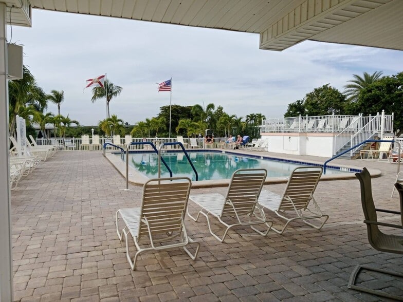 Building Photo - 12 Shoreland Dr