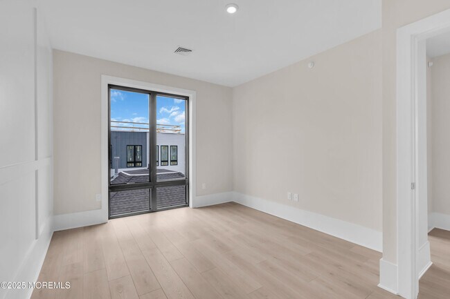 Building Photo - 218 3rd Ave