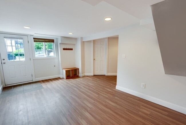 Building Photo - Spacious 4BR Capitol Hill Home with Lake W...
