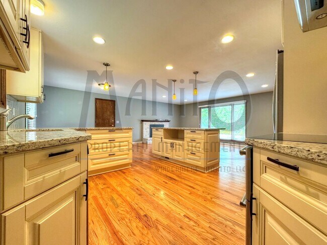 Building Photo - Entertainers Dream Home