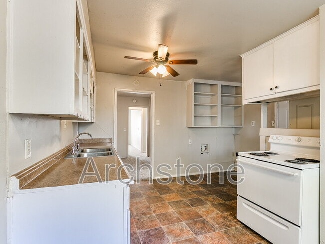 Building Photo - 527 E Boeing Dr