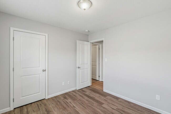 Building Photo - 2100 Paris Rd