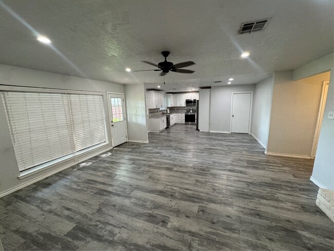 Building Photo - 3227 Fernrock Dr