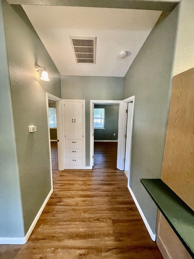 Building Photo - 3 bedroom 2 bathroom house