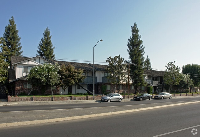 Building Photo - Kings Court Apartments