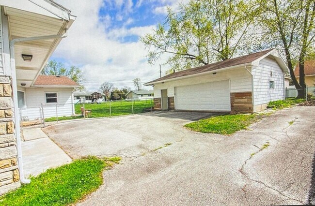 Building Photo - 4332 Wyandotte Dr