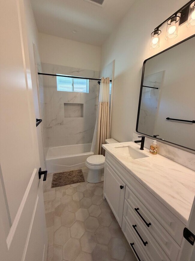 Building Photo - Charming 2-Bedroom Home in Private Gated Community